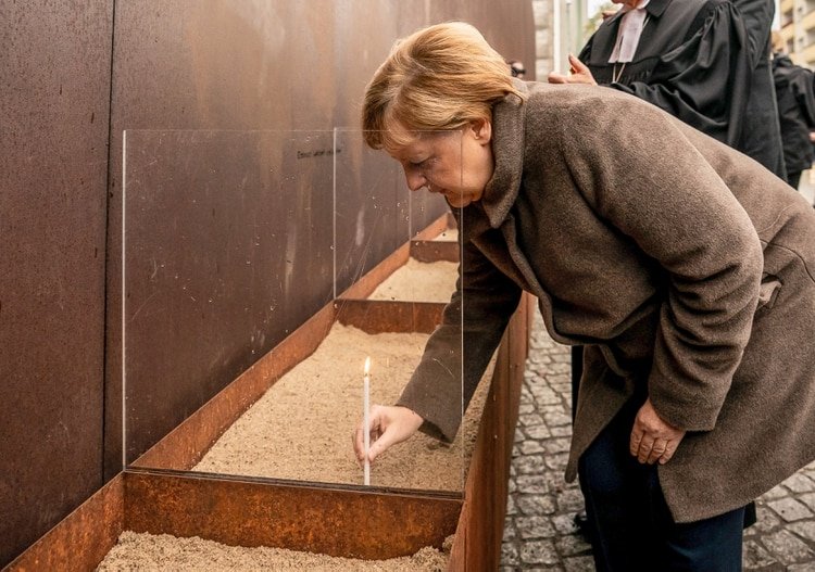 El homenaje de Merkel (Michael Kappeler / dpa / AFP) / Germany OUT