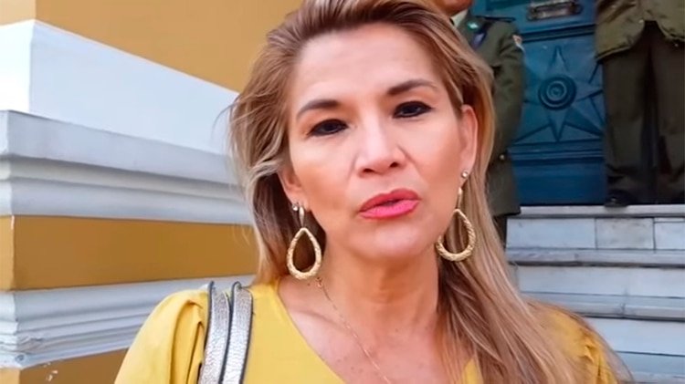 La senadora opositora Jeanine Añez asegura que le corresponde a ella asumir el poder en Bolivia