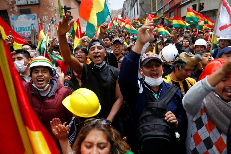 Miles de Bolivianos salieron a las calles en las últimas semanas para protestar por el fraude en las elecciones del 20 de octubre (REUTERS/Kai Pfaffenbach)