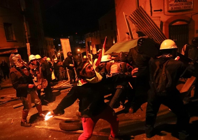 Los violentos choques entre simpatizantes y opositores a Evo Morales en las calles dejaron al menos 3 muertos y centenares de heridos.