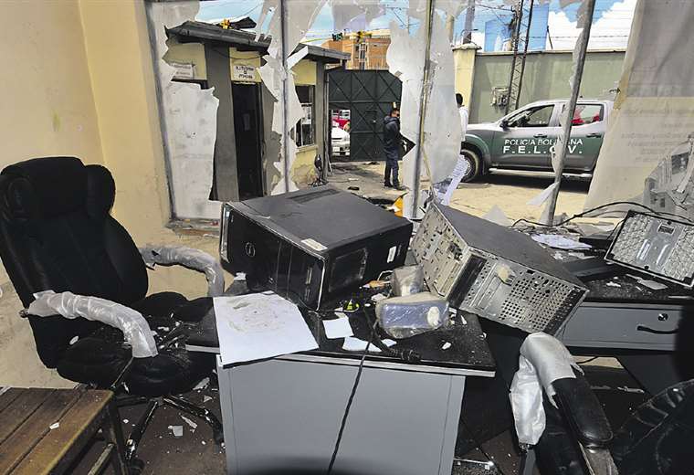 La instalaciones de la Felcv de El Alto sufrieron destrozos. Equipos de computación fueron dañados