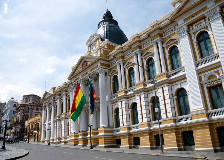 El edificio del Congreso Nacional de Bolivia donde debe reunirse la Asamblea Legislativa para aceptar la renuncia de Evo Morales y nombrar a un presidente de transición (Shutterstock)