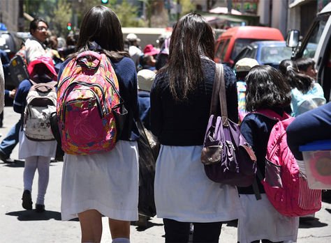 Estudiantes caminan por el centro de la ciudad de La Paz. 