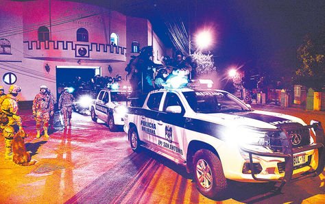 Operativos. Vehículos de la Policía Nacional salen del Estado Mayor, en Miraflores. 