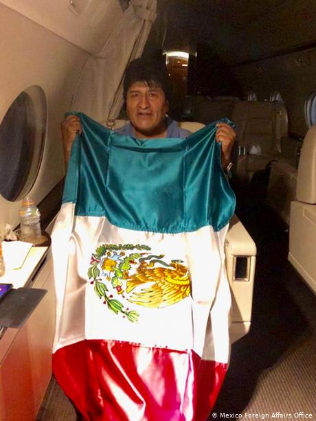 El ex mandatario boliviano posa junto a la bandera mexicana en la cabina del avión. (Mexico Foreign Affairs Office)