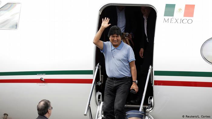 El ex presidente de Bolivia, luego de aterrizar en México. (Reuters/L. Cortes)