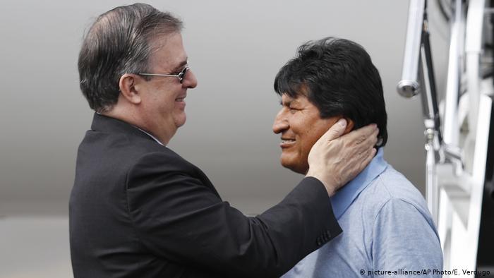 Mexiko Stadt | Ankunft Evo Morales, Ex-Präsident Bolivien | mit Marcelo Ebrard, Außenminister (picture-alliance/AP Photo/E. Verdugo)