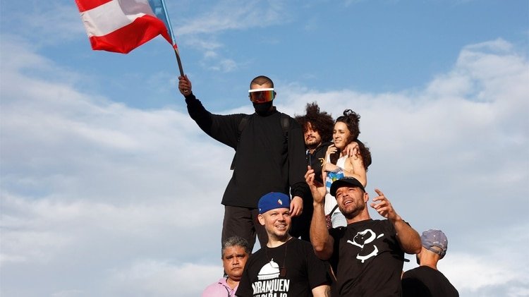  Bad Bunny (i-arriba); Residente (c-abajo); Dj Sinsuela (c-arriba); Ile (d-arriba) y Ricky Martin (d), en una manifestación de protesta Puerto Rico (EFE/ Thais Llorca)