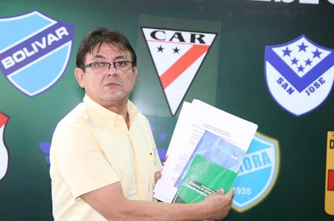 Omar Dorado, responsable del departamento de licencias de clubes para Bolivia, en la rueda de prensa de este miércoles. Foto: Prensa FBF