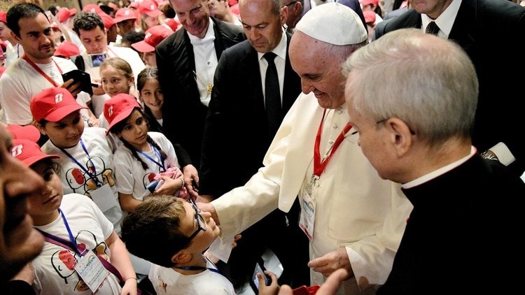 El papa Francisco con niños refugiados. (AFP)