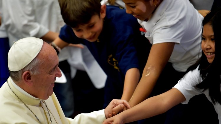 El papa Francisco pidió que las empresas tecnológicas cuiden a los niños de contenido pornográfico. (AFP)