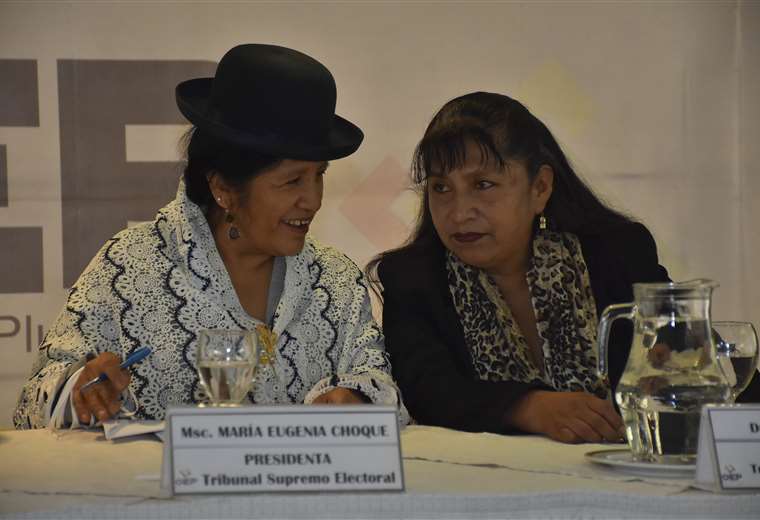 Choque y Cruz en una conferencia de prensa. Foto APG 