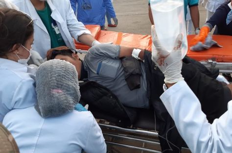Un herido en los enfrentamientos de Sacaba es atendido por personal médico.