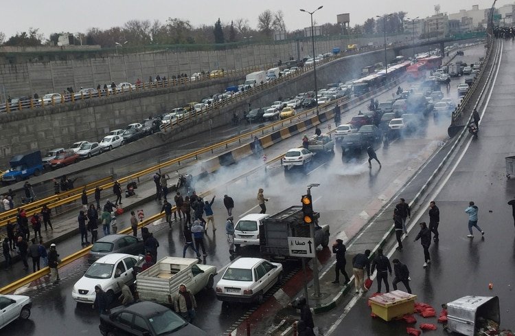 La gente protesta contra el aumento del precio de la gasolina en una carretera en Teherán, el 16 de noviembre de 2019 (Nazanin Tabatabaee/WANA (West Asia News Agency) via REUTERS)