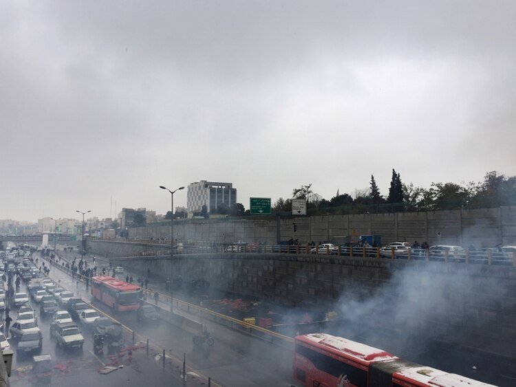 La policía antidisturbios trata de dispersar a la gente que protesta en una carretera contra el aumento del precio de la gasolina en Teherán, Irán, el 16 de noviembre de 2019 (Nazanin Tabatabaee/WANA (West Asia News Agency) vía REUTERS)