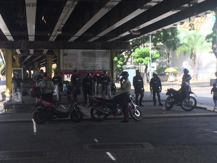 Funcionarios de la Policía Nacional dispersan a manifestantes en Caracas (Maiker Yriarte/Infobae)