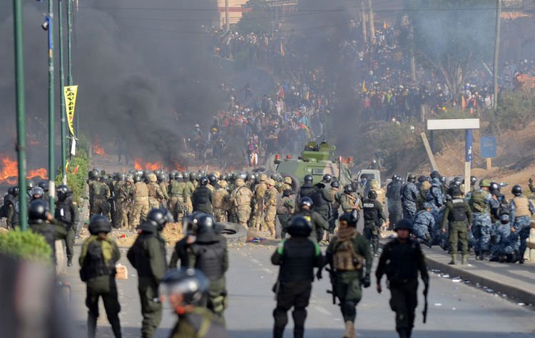 Militares y policías interceptan la marcha de los cocaleros en Sacaba