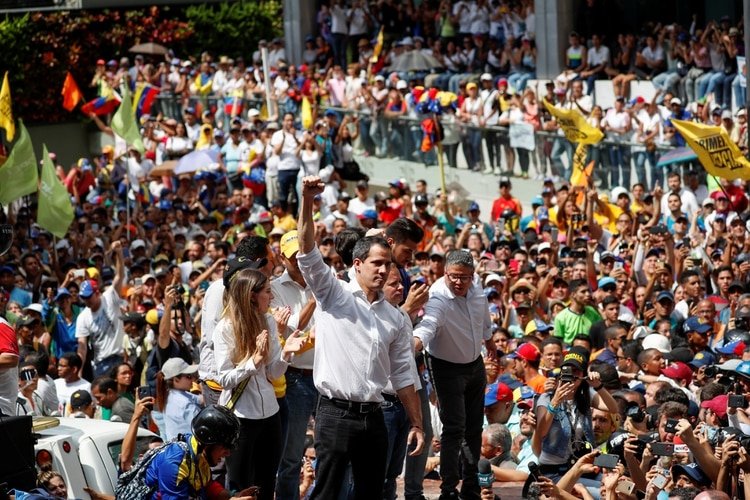 Juan Guaido en la manifestación opositora del #16Nov (REUTERS/Carlos Garcia Rawlins)