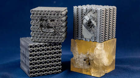 Imprimen en 3D cubos de plástico con complejos diseños que los hacen más resistentes a las balas (VIDEO)