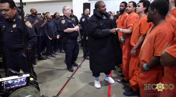 Kanye West saludó a los reos antes de dar su servicio (Foto: Reuters)