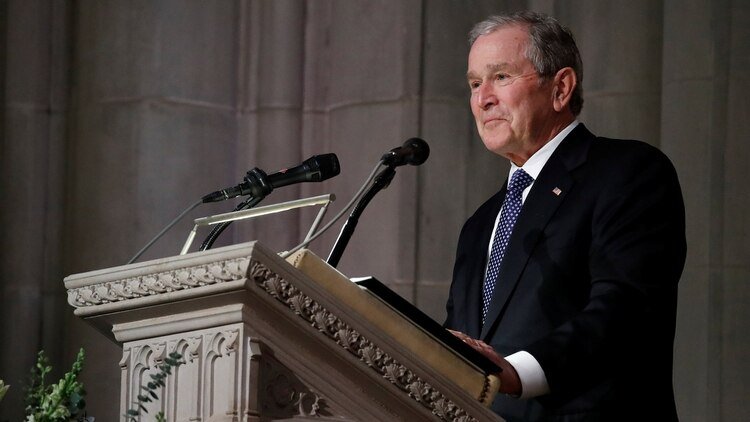 George Bush rompe en llanto durante el funeral de su padre el 30 de noviembre de 2018 (Reuters) 
