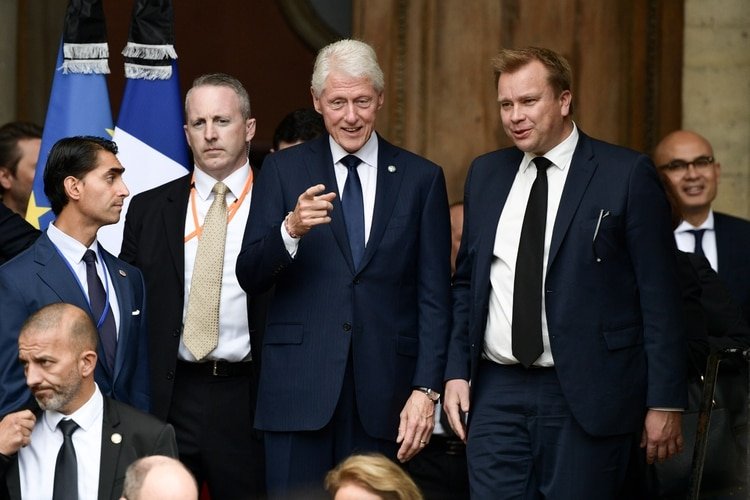 El ex presidente de los Estados Unidos, Bill Clinton (C), hace un gesto al abandonar el servicio religioso para el ex presidente francés Jacques Chirac en la iglesia de Saint-Sulpice, en París, el 30 de septiembre de 2019 (Foto de Martin BUREAU / AFP)