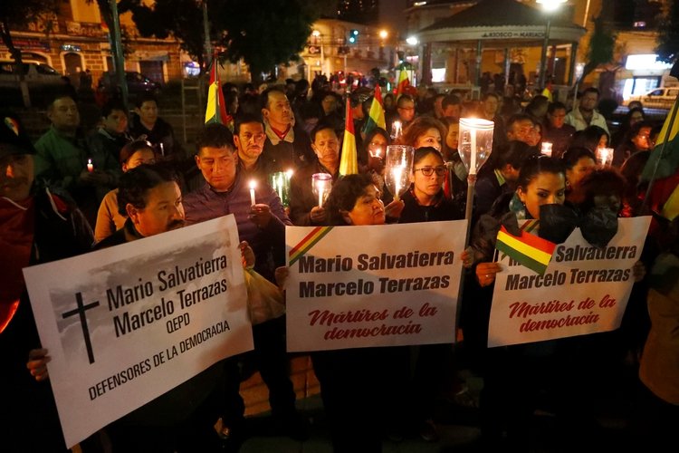 Una vigilia el 1° de novembre en memoria de Mario Salvatierra y Marcelo Terrazas, dos manifestantes opositores muertos cuando fueron enfrentados por partidarios de Evo Morales durante las protestas contra el fraude en las elecciones del 20 de octubre, 