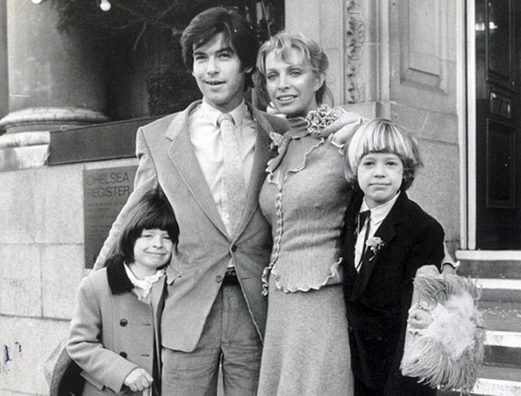 Pierce Brosnan con Cassandra Harris y los dos hijos de ella en su casamiento