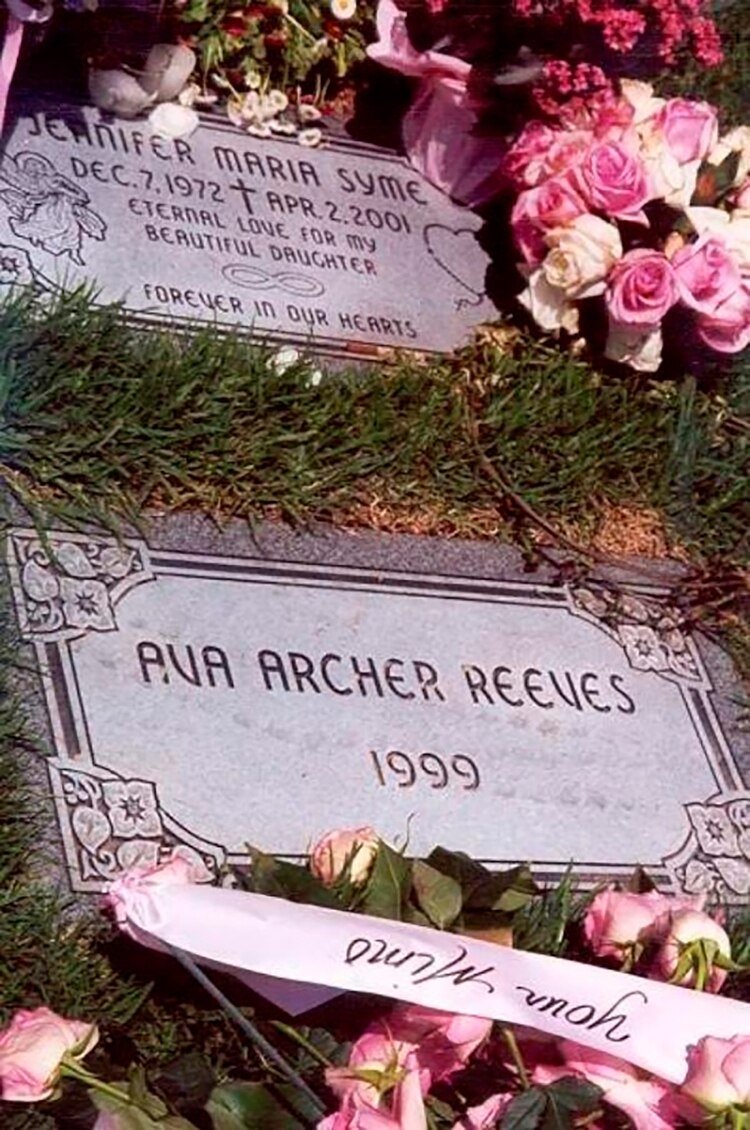 Jennifer Syme está enterrada junto a su hija en el cementerio Westwood Village Memorial Park, en Los Ángeles.