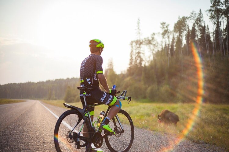 Michael Strasser ve un bisonte por primera vez cerca del lago Muncho, Canadá, el 2 de agosto de 2018, durante su camino por la carretera Panamericana. (Red Bull)