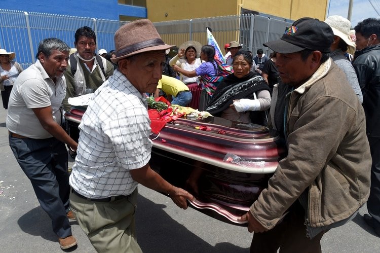 Relatives carry thye coffin of a supporter of former Bolivia