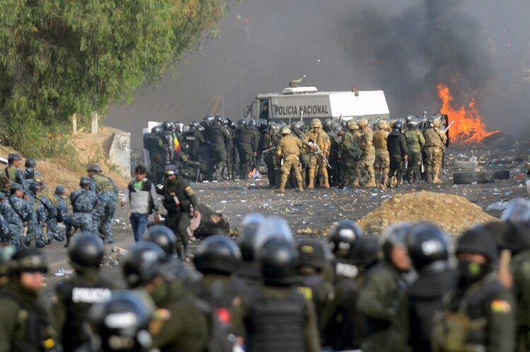 Enfrentamientos entre la policía y seguidores de Evo Morales en Cochabamba. (Photo by STR / AFP)