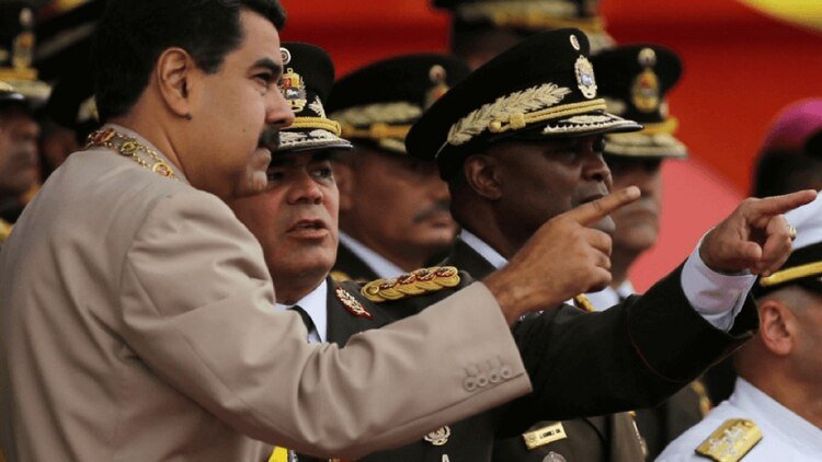 Nicolás Maduro y Vladimir Padrino (AP)