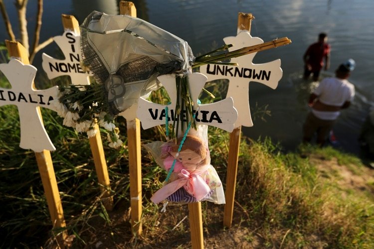 En esta foto del 11 de octubre de 2019 se ve los nombres de personas que se han ahogado intentando cruzar el Río Bravo en Matamoros, México, en la frontera con Texas. (AP Foto/Fernando Llano)