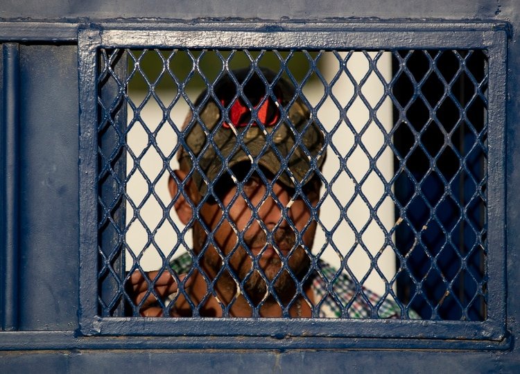 En esta imagen del 12 de octubre de 2019, un cubano sale de un refugio para migrantes en Reynosa, México. En años anteriores, los migrantes pasaban con rapidez por esta tierra de cárteles. Ahora, con las nuevas políticas migratorias de Donald Trump, se quedan ahí durante meses mientras esperan sus citas en las cortes estadounidenses, varados en las fauces del crimen organizado. (AP Foto/Fernando Llano)