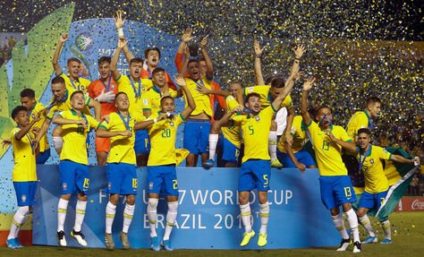 Los jugadores de Brasil celebran con sus medallas después de ganar el último partido de fútbol de la Copa Mundial Sub-17.
