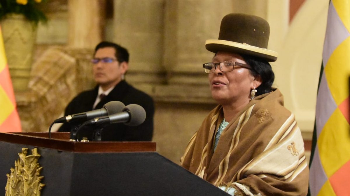 Resultado de imagen de La ministra de Culturas, Martha Yujra"