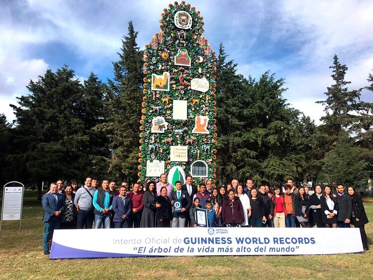 El árbol de la vida más alto del mundo mide 9.18 metros y fue creado en Metepec, México. (@gwr_es)