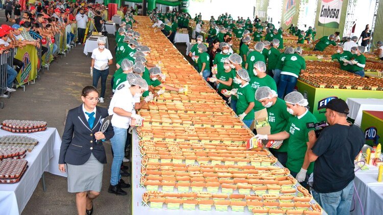 Una hilera de 10.000 perritos calientes. (@gwr_es)