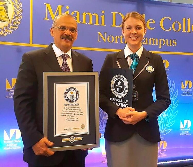 El doctor Alejandro Rebolledo en Miami Dade Colege. (@idaed94)