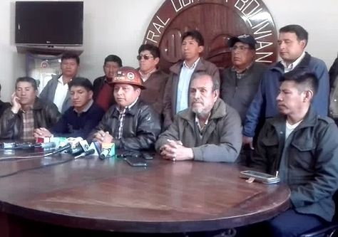 Los dirigentes de la COB. Al centro, Juan Carlos Huarachi.