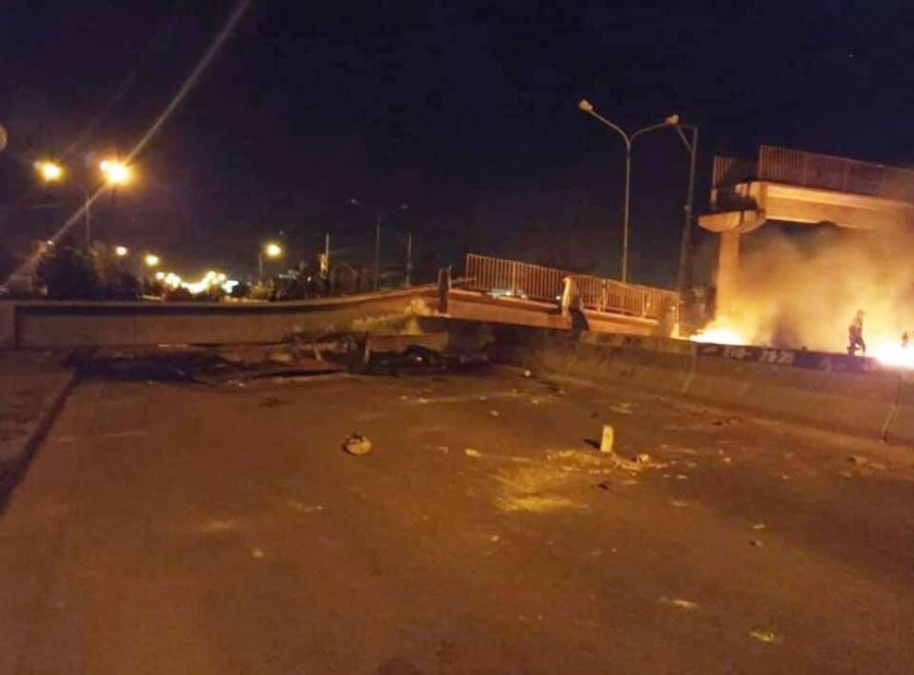 El Alto: Reportan desplome de pasarela que impide el tránsito cerca de la planta de Senkata