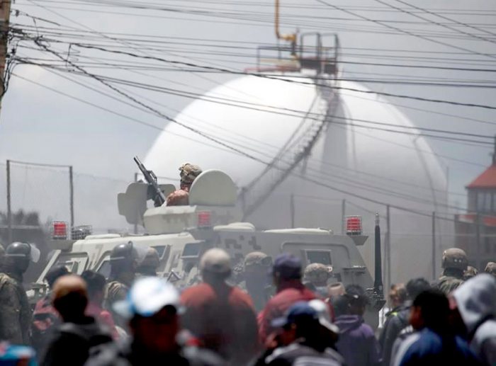 Los vándalos es tuvieron a punto de hacer desaparecer parte de la ciudad de El Alto, por el riesgo que significa la zona que almacena combustibles.