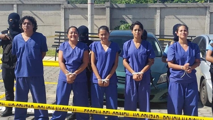 La policía de Nicaragua presentó como terroristas a un grupo de ciudadanos capturados cuando llevaban botellas de agua a un grupo de madres en huelga de hambre.