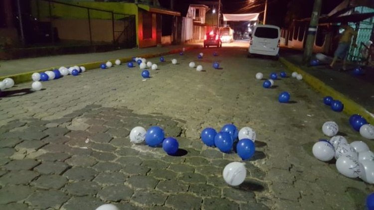 Septiembre de 2018. Globos regados en las calles de la costeña ciudad de Bluefields.