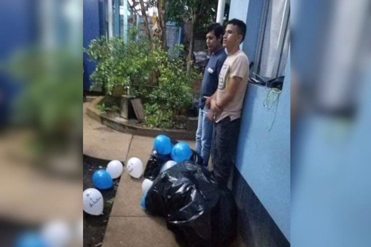 Daniel Carvajal y Maykel Corea Campos, detenidos en San Marcos, Carazo, en abril de 2018, por cargar globos. A sus pies, la “prueba del delito”