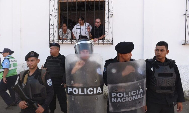-La iglesia San Miguel de Arcángel, en Masaya, permanece sitiada por la policía. En su interior un grupo de madres de presos políticos inició una huelga de hambre