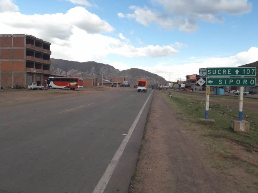 Urgente: Campesinos levantan bloqueos en la ruta Sucre-Potosí