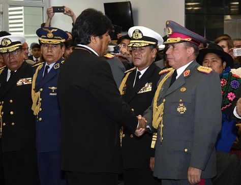Morales saluda a Kaliman durante su posesión como comandante de las FFAA. A la izquierda, se ve a Terceros con uniforme azul.