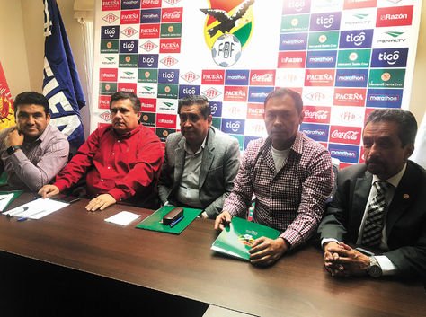 Conferencia. Cinco miembros del Comité Ejecutivo de la FBF anunciaron al mediodía de ayer la reanudación del Clausura. Fabol luego puso reparos. Foto: FBF